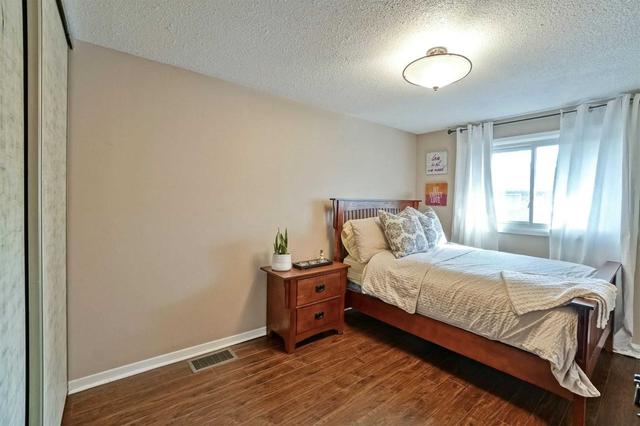680 Regency Crt, Townhouse with 3 bedrooms, 2 bathrooms and 2 parking in Burlington ON | Image 19