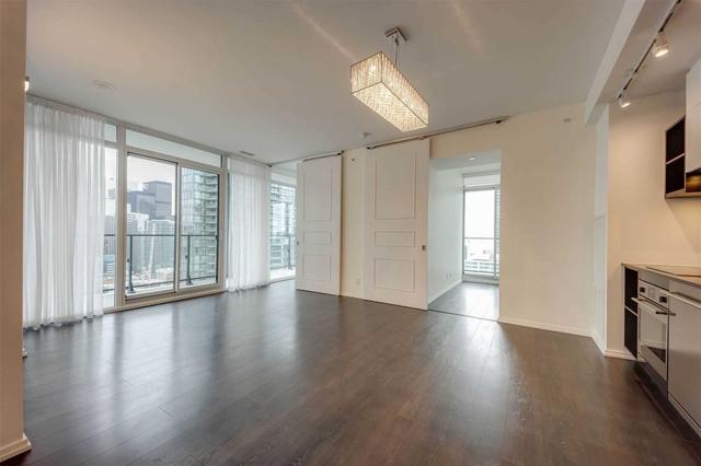 2509 - 125 Peter St, Condo with 2 bedrooms, 1 bathrooms and 1 parking in Toronto ON | Image 1