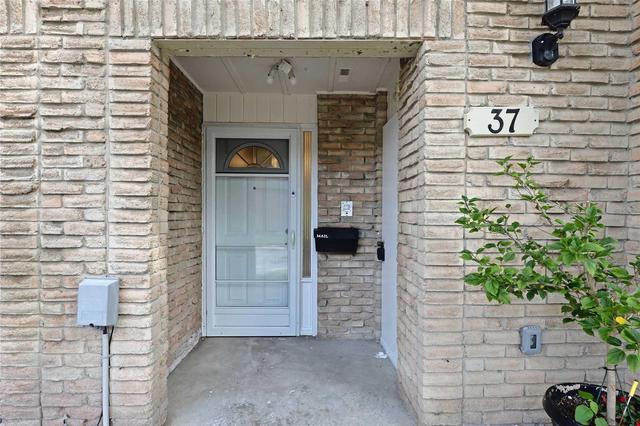 37 Deacon Lane, Townhouse with 3 bedrooms, 2 bathrooms and 1 parking in Ajax ON | Image 2