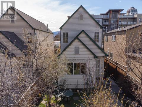 725 Fuller Avenue, House detached with 2 bedrooms, 1 bathrooms and 2 parking in Kelowna BC | Card Image