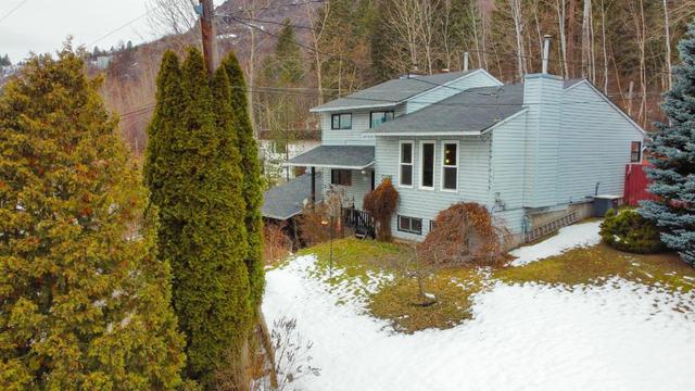 942 12th Avenue, House detached with 4 bedrooms, 3 bathrooms and null parking in Montrose BC | Image 59