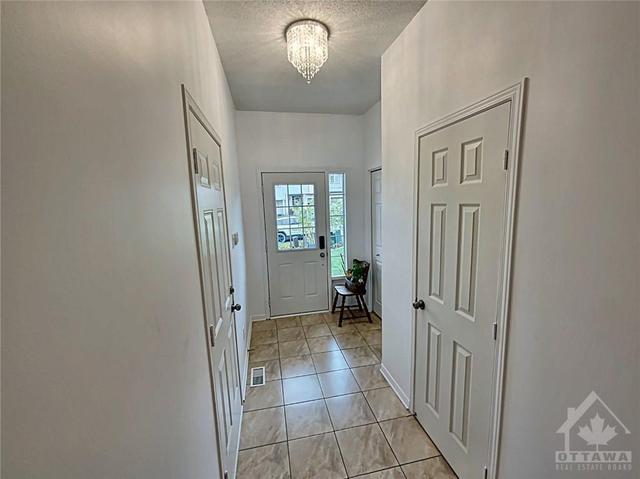 236 Rolling Meadow Crescent, Townhouse with 3 bedrooms, 3 bathrooms and 3 parking in Ottawa ON | Image 5