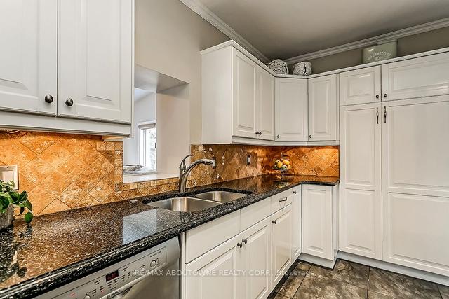 411 Trafalgar Rd, House detached with 2 bedrooms, 3 bathrooms and 3 parking in Oakville ON | Image 5
