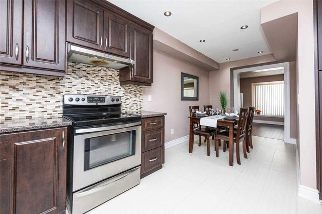 100 Carleton Pl, Townhouse with 3 bedrooms, 2 bathrooms and 2 parking in Brampton ON | Image 2