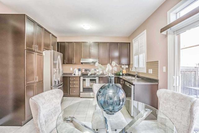 75 Tomabrook Cres, House detached with 4 bedrooms, 5 bathrooms and 6 parking in Brampton ON | Image 2