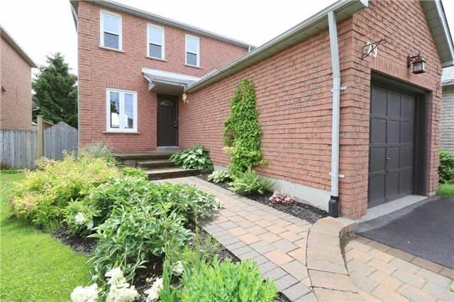 29 Delaney Cres, House attached with 3 bedrooms, 3 bathrooms and 3 parking in Barrie ON | Image 2