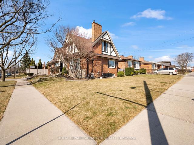 8 Peterlee Ave, House detached with 3 bedrooms, 3 bathrooms and 3 parking in Toronto ON | Image 23