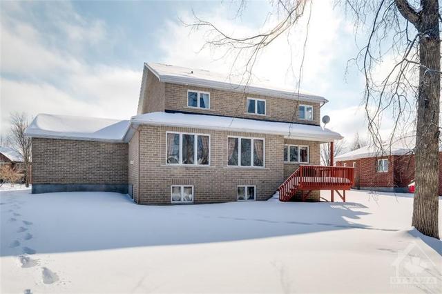 6865 South Village Drive, House detached with 5 bedrooms, 4 bathrooms and 8 parking in Ottawa ON | Image 2