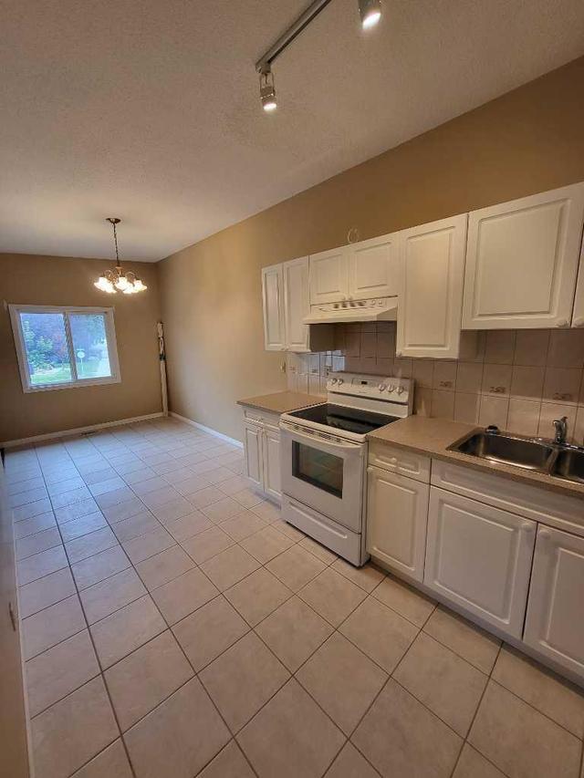 211 42 Avenue Sw, Home with 3 bedrooms, 1 bathrooms and 2 parking in Calgary AB | Image 12