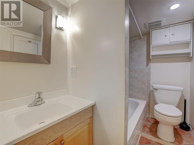 304 Uganda Ave, House detached with 2 bedrooms, 2 bathrooms and 5 parking in Esquimalt BC | Image 37