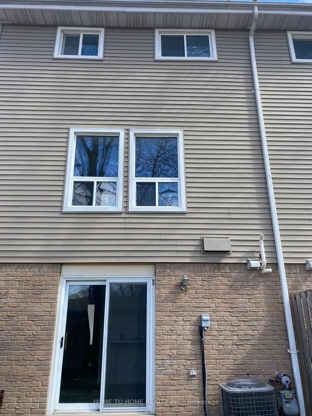 88 - 88 Enmount Dr, Townhouse with 3 bedrooms, 2 bathrooms and 2 parking in Brampton ON | Image 3