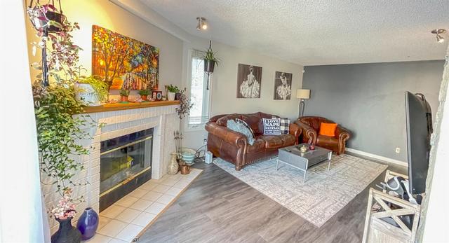 316 Coachway Lane Sw, Home with 3 bedrooms, 2 bathrooms and 2 parking in Calgary AB | Image 5