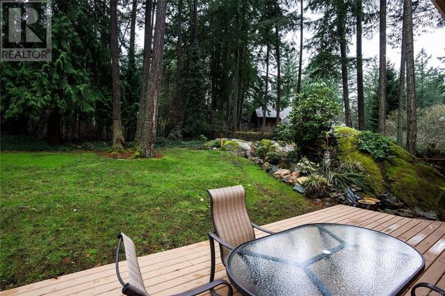 991 Lohbrunner Rd W, House detached with 4 bedrooms, 3 bathrooms and 4 parking in Saanich BC | Image 30