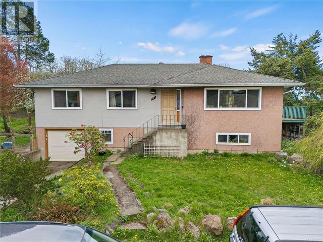 977 Lovat Ave, House detached with 5 bedrooms, 3 bathrooms and 2 parking in Saanich BC | Image 4