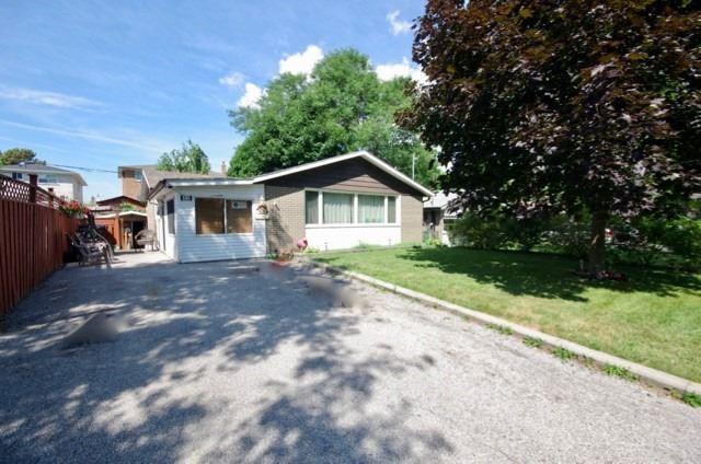 52 Samson Cres, House detached with 3 bedrooms, 2 bathrooms and 4 parking in Toronto ON | Image 1