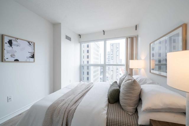 1407 - 386 Yonge St, Condo with 3 bedrooms, 2 bathrooms and 1 parking in Toronto ON | Image 17