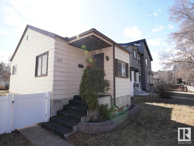 9851 79 Av Nw, House detached with 4 bedrooms, 1 bathrooms and null parking in Edmonton AB | Image 2