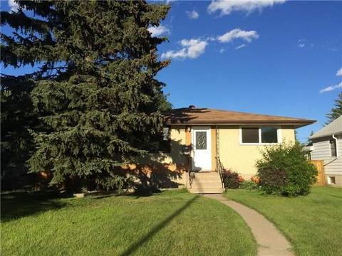 8911 155 Street Nw, House detached with 2 bedrooms, 2 bathrooms and 2 parking in Edmonton AB | Card Image
