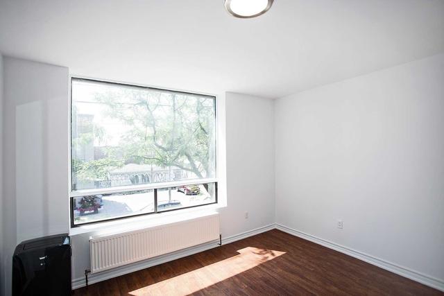 2nd flr - 1116 College St, House attached with 3 bedrooms, 2 bathrooms and 0 parking in Toronto ON | Image 2