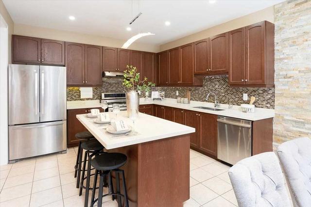 229 Aspenwood Dr, House detached with 4 bedrooms, 4 bathrooms and 7 parking in Newmarket ON | Image 2