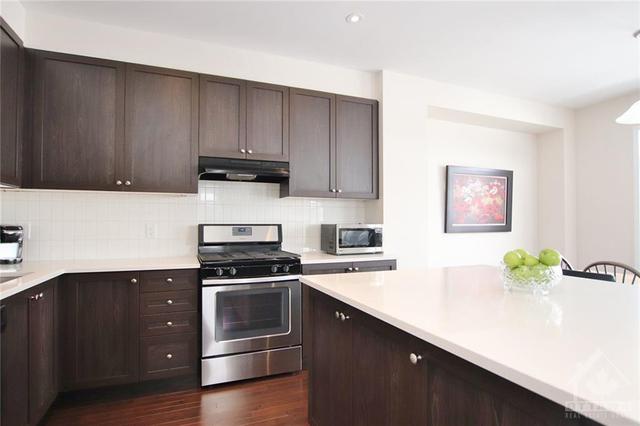 569 Radiant Private, Townhouse with 4 bedrooms, 3 bathrooms and 2 parking in Ottawa ON | Image 6