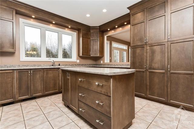 4610 Whispering Willow Drive, House detached with 5 bedrooms, 3 bathrooms and 15 parking in Ottawa ON | Image 6