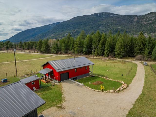 2346 Upper Glade Road, House detached with 2 bedrooms, 3 bathrooms and 10 parking in Central Kootenay I BC | Image 7