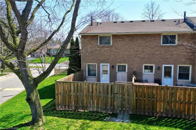 82 - 25 Linfield Drive, House attached with 3 bedrooms, 2 bathrooms and 1 parking in St. Catharines ON | Image 25