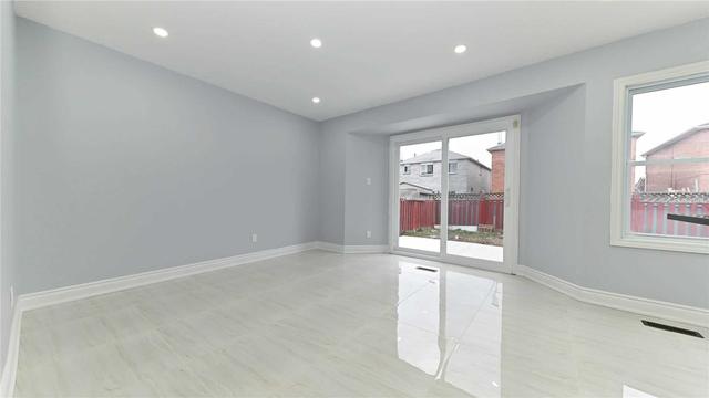 34 Woodside Crt, House detached with 3 bedrooms, 4 bathrooms and 3 parking in Brampton ON | Image 6