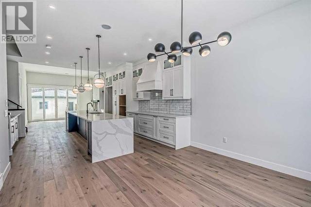 240 22 Avenue Nw, House semidetached with 4 bedrooms, 3 bathrooms and 3 parking in Calgary AB | Image 4