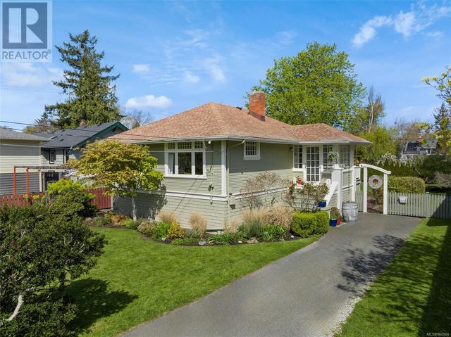 2118 Pentland Rd, House detached with 3 bedrooms, 1 bathrooms and 2 parking in Oak Bay BC | Image 1