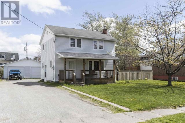 374 Elizabeth St, House detached with 4 bedrooms, 2 bathrooms and null parking in Sault Ste. Marie ON | Card Image