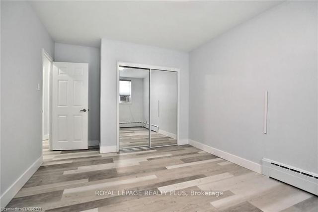 102 - 2054 Courtland Dr, Condo with 2 bedrooms, 1 bathrooms and 1 parking in Burlington ON | Image 3