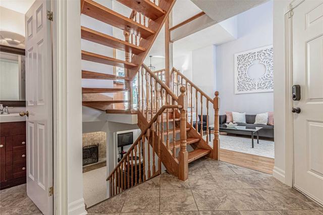837 Apple Gate Crt, House detached with 3 bedrooms, 3 bathrooms and 4 parking in Mississauga ON | Image 3
