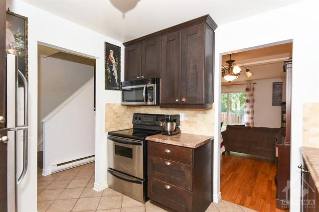 3194 Stockton Drive, Townhouse with 3 bedrooms, 2 bathrooms and 1 parking in Ottawa ON | Image 8