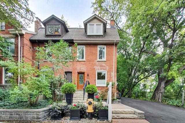 162 Spruce St, House semidetached with 3 bedrooms, 3 bathrooms and 2 parking in Toronto ON | Image 1