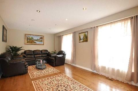 32 Henderson Dr, Townhouse with 3 bedrooms, 2 bathrooms and 2 parking in Markham ON | Image 8
