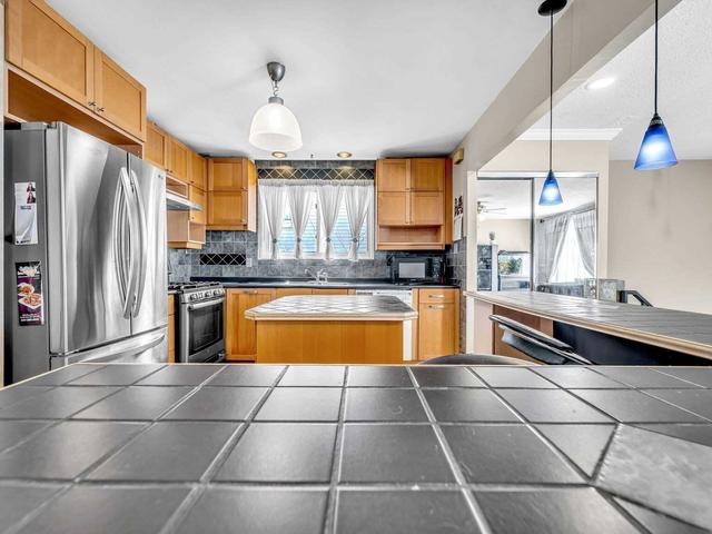 201 Hollyberry Tr, House semidetached with 3 bedrooms, 3 bathrooms and 4 parking in Toronto ON | Image 7