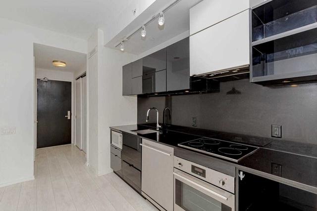 910 - 125 Peter St, Condo with 1 bedrooms, 1 bathrooms and 0 parking in Toronto ON | Image 4