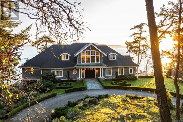 2600 Queenswood Dr, House detached with 5 bedrooms, 7 bathrooms and 10 parking in Saanich BC | Image 2