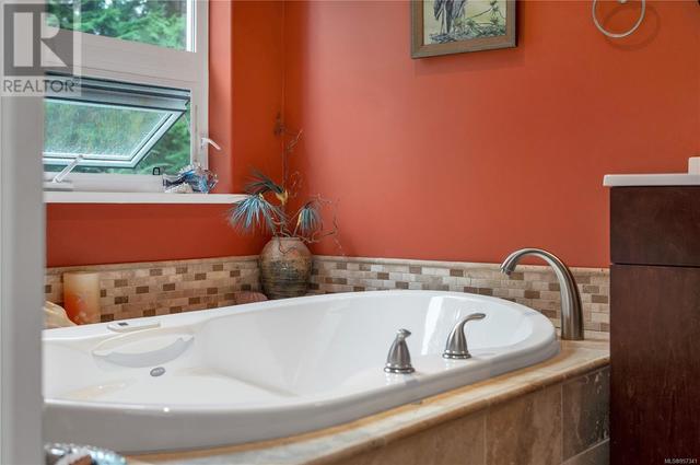 jetted tub in the 4pc ensuite | Image 38