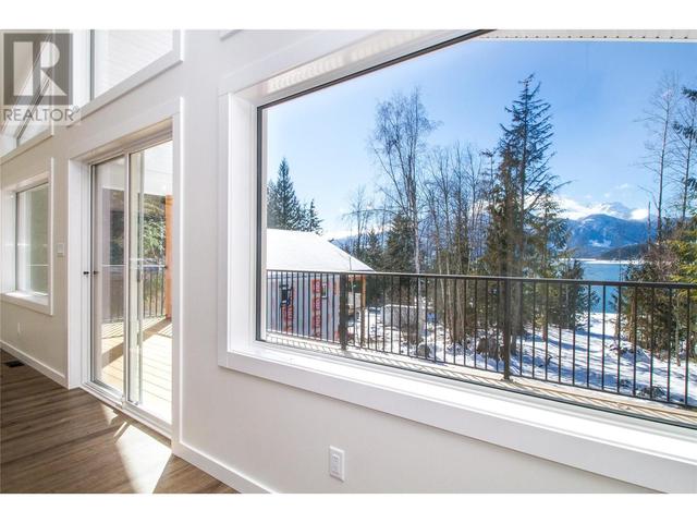 441 Galena Shores Road, House detached with 5 bedrooms, 3 bathrooms and 2 parking in Columbia Shuswap B BC | Image 10