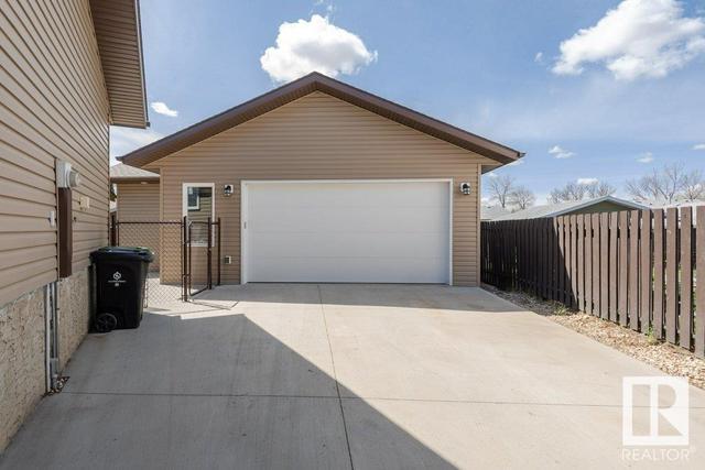 8205 95a Av, House detached with 4 bedrooms, 2 bathrooms and 6 parking in Fort Saskatchewan AB | Image 3