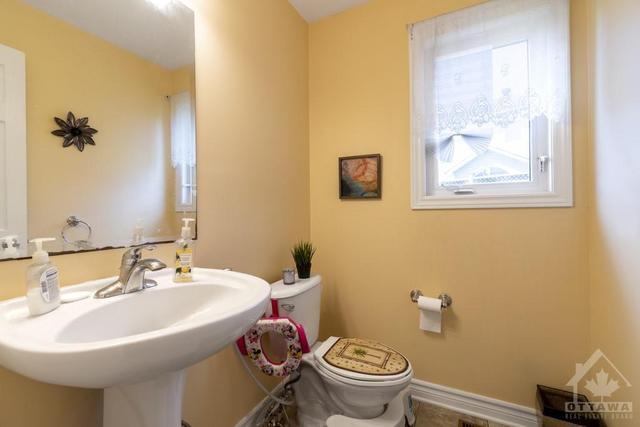 268 Trailsedge Way, Townhouse with 4 bedrooms, 4 bathrooms and 3 parking in Ottawa ON | Image 6