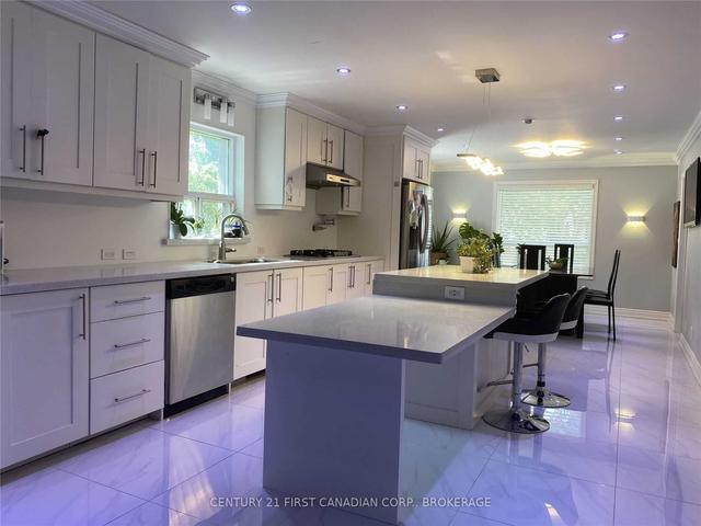 71 Woodward Ave, House detached with 4 bedrooms, 5 bathrooms and 5 parking in Brampton ON | Image 2