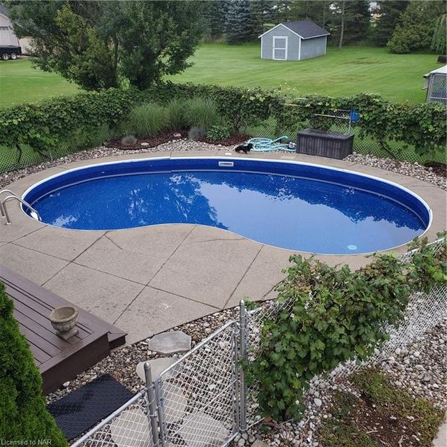 Beautiful kidney shaped in-ground pool | Image 34