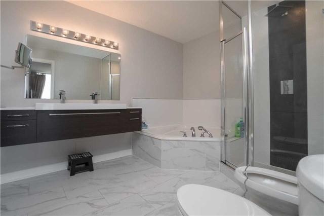 Uph 09 - 50 Disera Dr, Condo with 3 bedrooms, 2 bathrooms and 2 parking in Vaughan ON | Image 13
