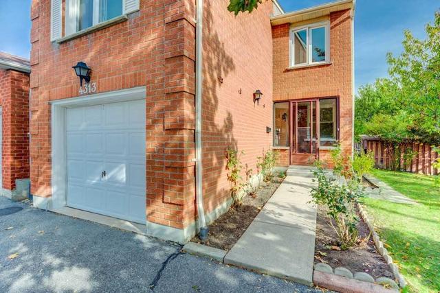 4313 Lee Dr, House detached with 3 bedrooms, 2 bathrooms and 4 parking in Mississauga ON | Image 2