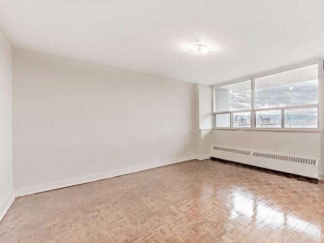 908 - 2900 Bathurst St, Condo with 3 bedrooms, 2 bathrooms and 1 parking in Toronto ON | Image 5