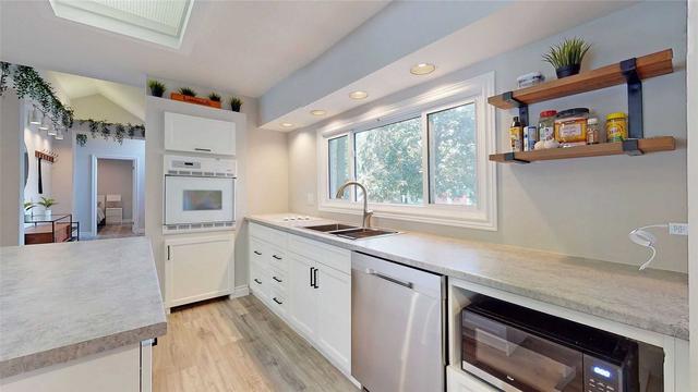 743 Broadview Ave, House detached with 2 bedrooms, 2 bathrooms and 4 parking in Orillia ON | Image 2